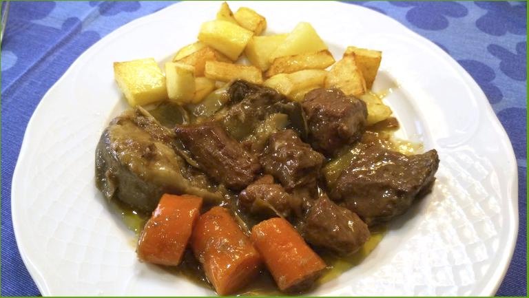 Carne guisada con alcachofas